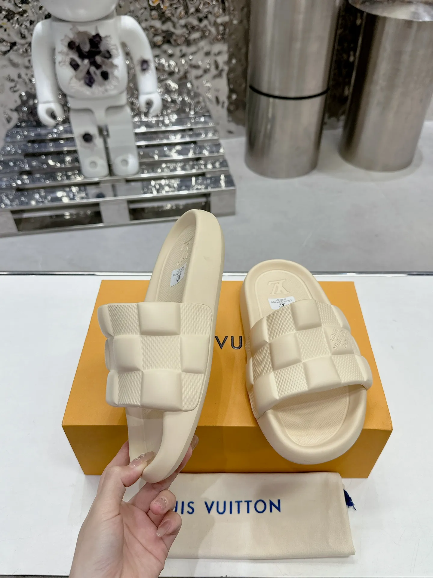 [L Home] P: 280💰 ▪️Shoe size: Women's 35-40 Men's 38-46▪️Packaging: Counter top quality~original packaging 𝟐𝟎𝟐5 Louis Vuitton counter's new embossed slippers, lv monogram embossed slippers, Waterfront sandals are back with a new look, and the upper buckle is embossed with lv's iconic Monogram pattern. Made of waterproof rubber with a comfortable and resilient insole. The lightweight, flexible outsole is embossed with the Louis Vuitton logo. ▪️Fabric: Original molded rubber foam surface ▪️Technology: embossed logo ▪️Sole: Original molded rubber foam outsole ▪️Sole thickness: 3CM.
